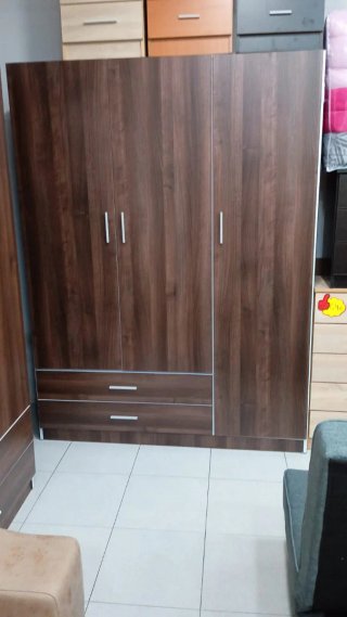Armario de madera beige y blanco