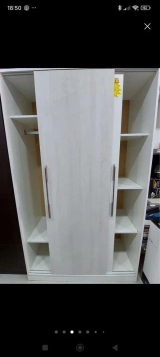 Armario de madera beige y blanco