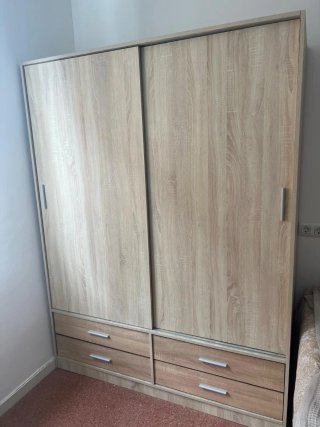 Armario de madera beige y blanco