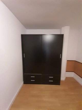 Armario de madera beige y blanco