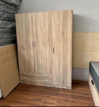 Armario de madera beige y blanco