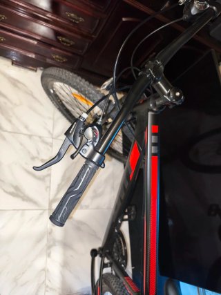 Bicicleta de Montaña Negra y Roja