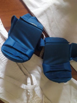 Traje artes marciales  Karate y guantes