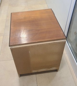 Mesa de madera cuadrada