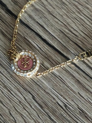Braccialetto Guess dorato con ciondolo rosa