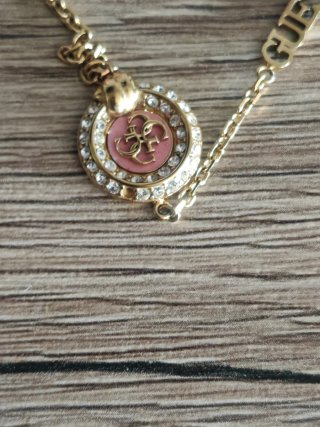 Braccialetto Guess dorato con ciondolo rosa