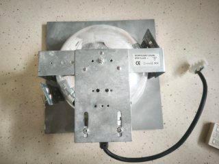 3 focos empotrables de cristal cuadrados.