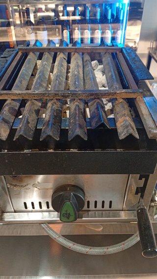 Barbacoa profesional con piedras volcánicas