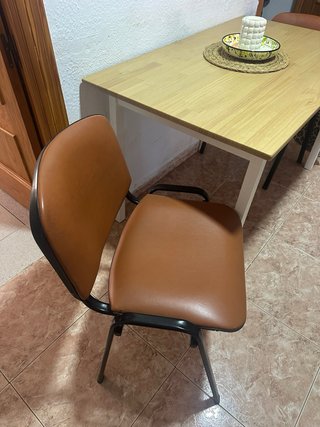 Mesa de comedor con 4 sillas