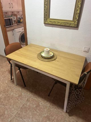 Mesa de comedor con 4 sillas