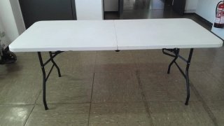 Mesa plegable blanca rectangular