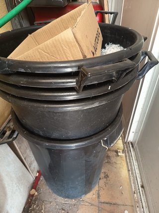 Macetas de plástico negras 60L