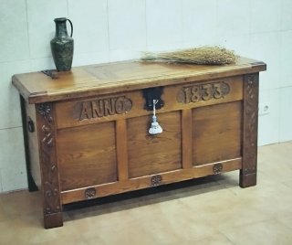 Arcón de roble tallado Anno 1833