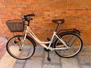 Bicicleta urbana blanca con cesta
