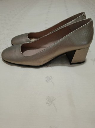 Zapatos de tacón dorados.