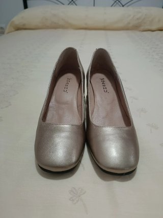 Zapatos de tacón dorados.