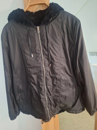 Cazadora negra con capucha reversible