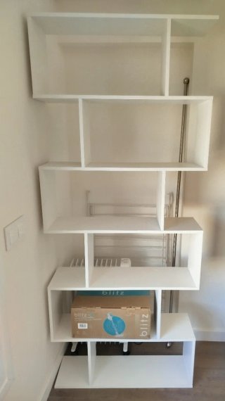 Estantería blanca de madera
