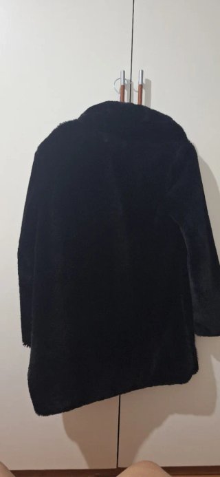 Abrigo de pelo negro elegante