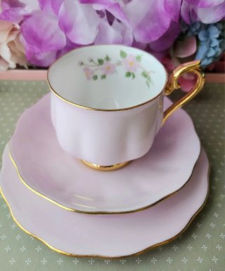 Tazza da tè inglese rosa con decorazioni floreali
