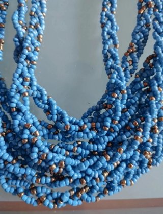 Collar azul con detalles dorados
