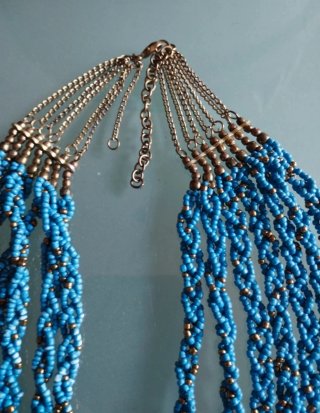 Collar azul con detalles dorados