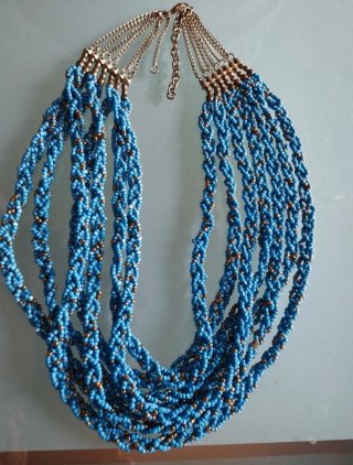 Collar azul con detalles dorados