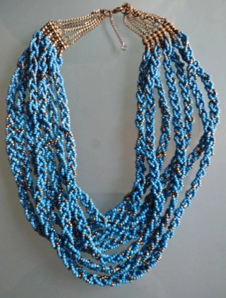 Collar azul con detalles dorados