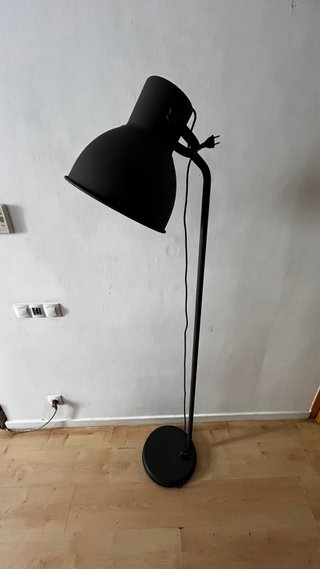Lámpara de pie Ikea negra