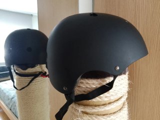 Casco negro mate patinete/bici/skate (Talla M/L)