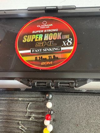 Caja de anzuelos de pesca