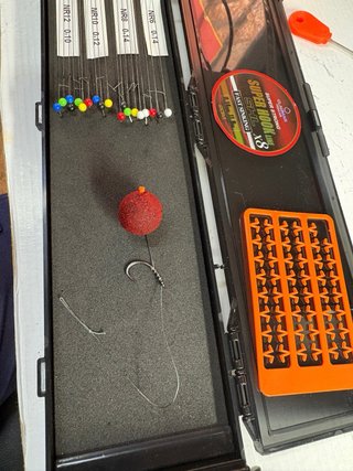 Caja de anzuelos de pesca
