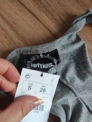 Camiseta gris con lazo de lentejuelas