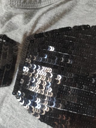 Camiseta gris con lazo de lentejuelas