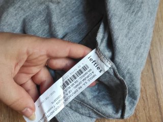 Camiseta gris con lazo de lentejuelas