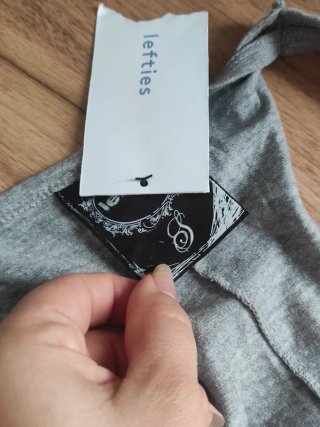 Camiseta gris con lazo de lentejuelas