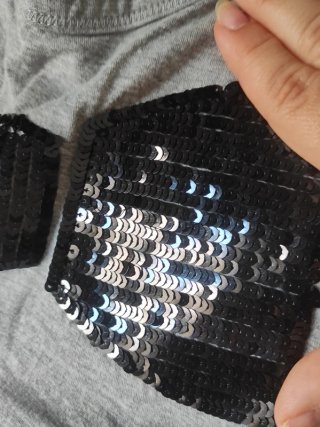 Camiseta gris con lazo de lentejuelas
