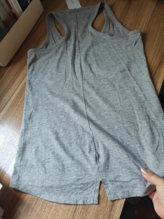 Camiseta gris con lazo de lentejuelas