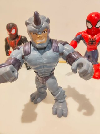 Muñecos Spiderman, y Rhino.