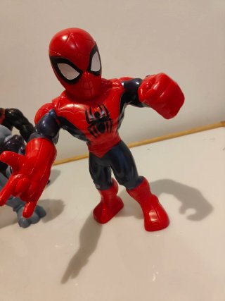 Muñecos Spiderman, y Rhino.
