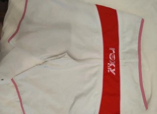 Pantalón de playa Roxy blanco, rojo y rosa.