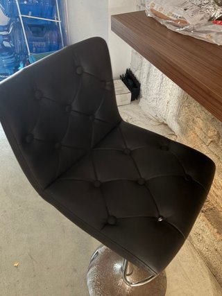 Taburete de cocina negro y plateado