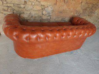 Sofá de estilo Chester de piel marrón restaurado.