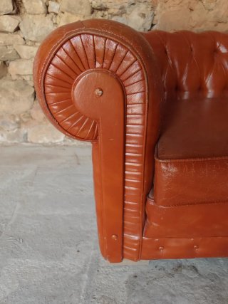 Sofá de estilo Chester de piel marrón restaurado.
