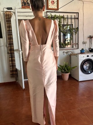 Vestido de fiesta rosa con mangas abullonadas