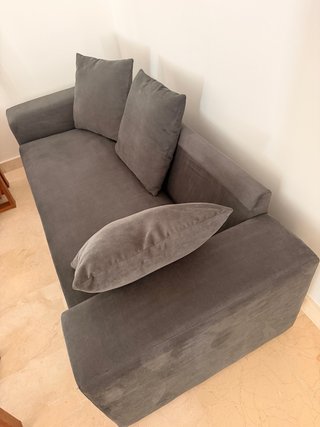 Sofá de terciopelo gris oscuro