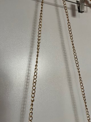 Bolso amarillo mostaza con cadena dorada
