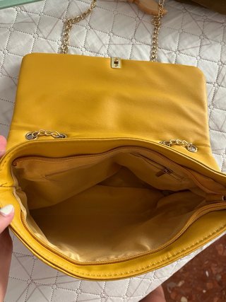 Bolso amarillo mostaza con cadena dorada