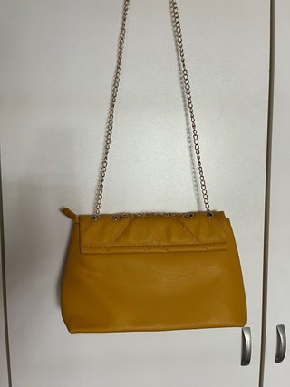 Bolso amarillo mostaza con cadena dorada
