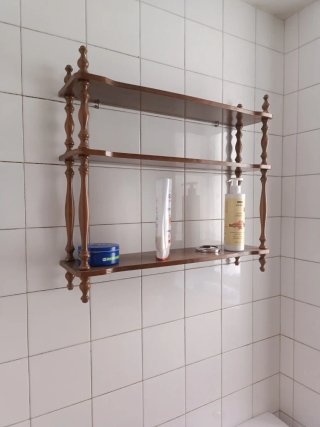 Estantería de madera marrón